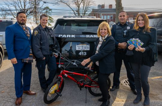 Islip Town Supervisor, Angie Carpenter; YES Executive Director, MaryAnn Pfeiffer; Public Safety Deputy Commissioner, Rich Bastidas and Islip Park Ranger, Anthony Musumeci and Public Safety Officer, Tracey Gianotti in group photo