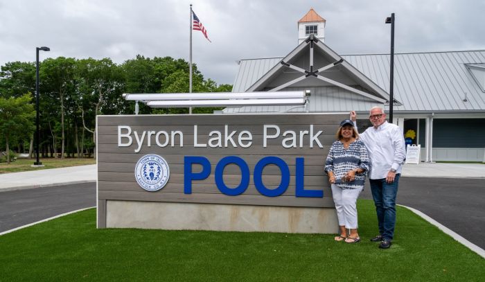 bron0 byron sign and officials