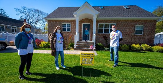 5th grade teachers on students lawn with signs