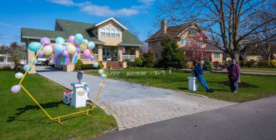 house in brightwaters with birthday fanfare in front of driveway
